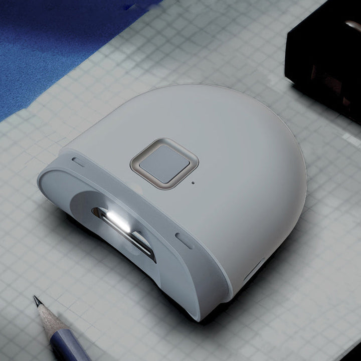 "Vit elektrisk automatisk nagelklippare med smidig design, precisionsskärhuvud och extrabelysning för säker nagelvård."