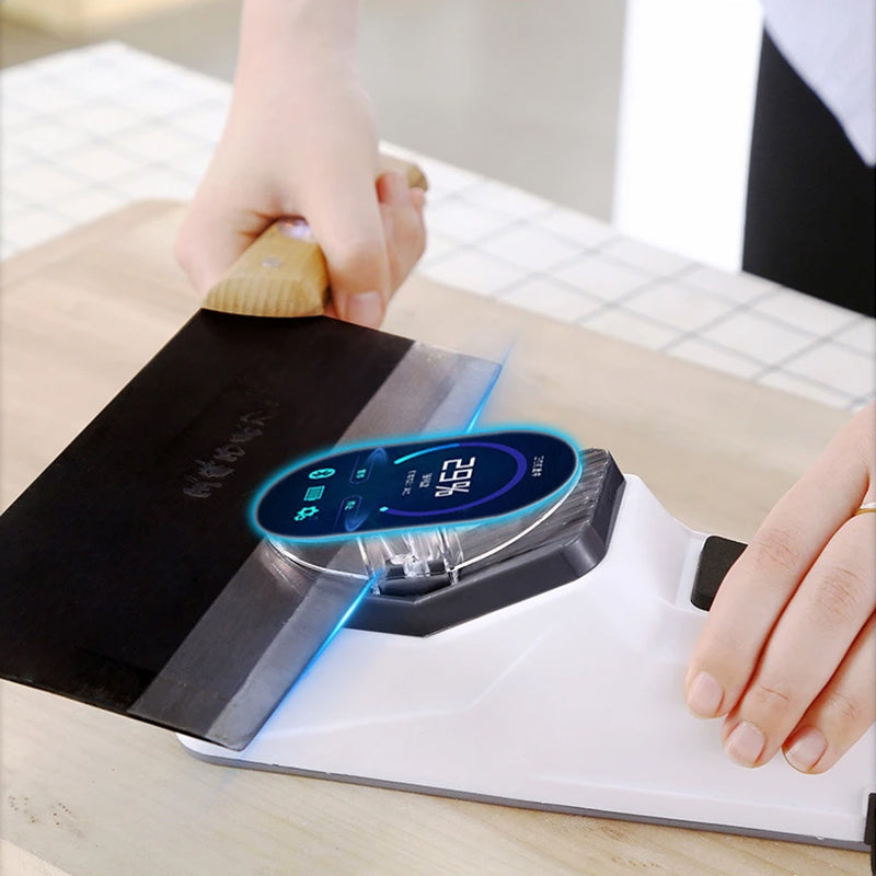 "Vit elektrisk köksknivslipare, kompakt design med USB-laddning och halkfri bas för snabb och säker slipning."