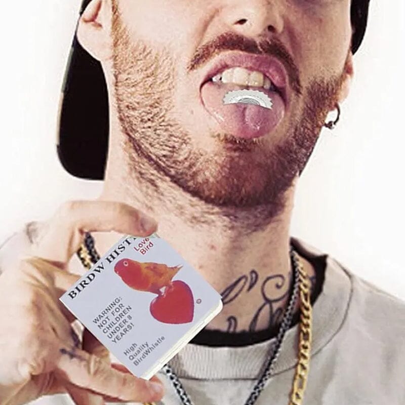 "Vit fågelpipa i metall för barn och vuxna, leksak som efterliknar fågelljud. Lätt och portabel design."