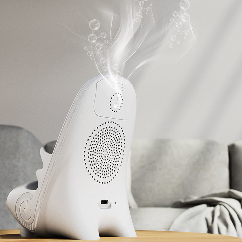 "Vit ministol trådlös snabbladdare på skrivbord, kombinerar stil och funktionalitet för Qi-aktiverade enheter."