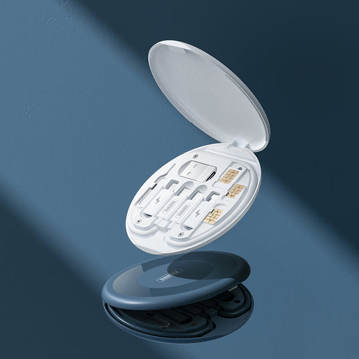 "Vit och blå mini multifunktionell förvaringsbox för digitala prylar med flera kablar och inbyggt telefonställ."