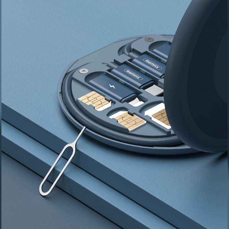 "Vit och blå mini multifunktionell förvaringsbox för digitala prylar med flera kablar och inbyggt telefonställ."