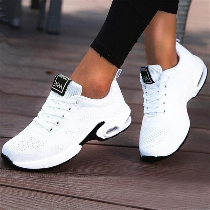 "Vita dam-sneakers med air cushion-sula och andningsbar mesh-överdel för stil och komfort."