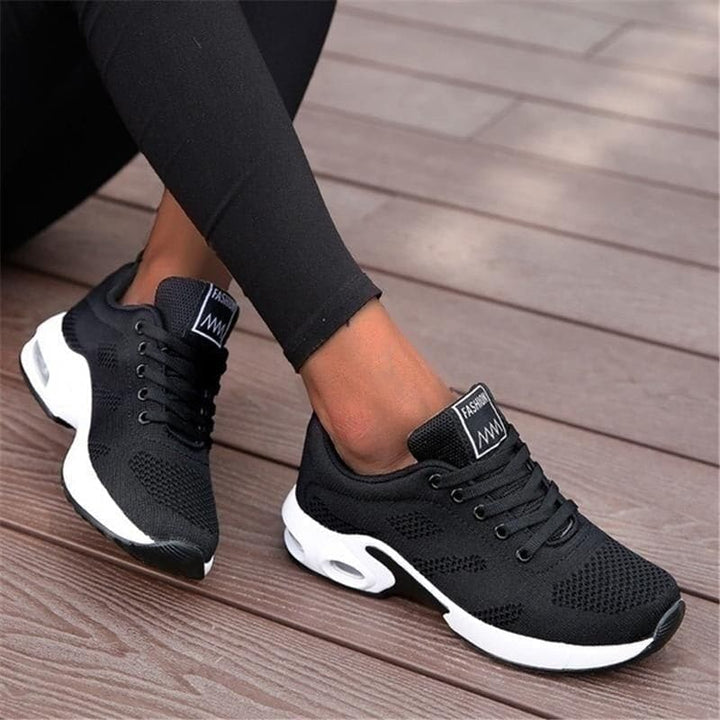 "Vita dam-sneakers med air cushion-sula och andningsbar mesh-överdel för stil och komfort."
