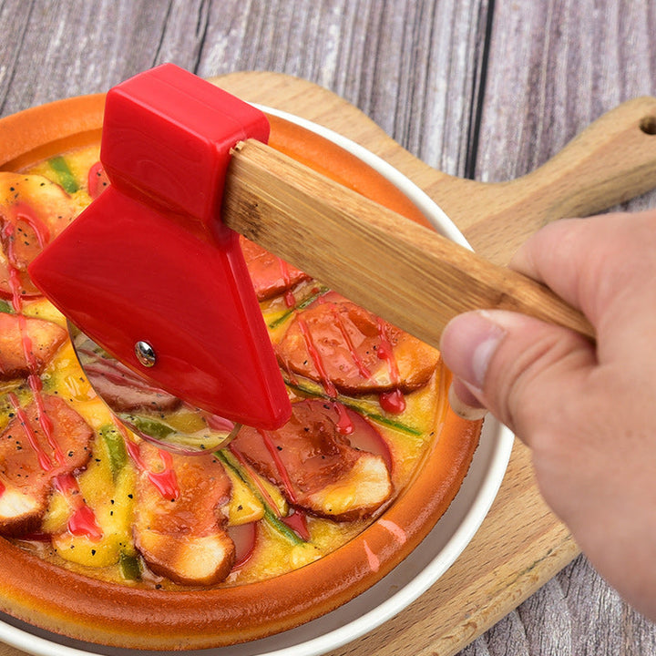 "Yxformat pizzahjul i rostfritt stål och trähandtag, kökstillbehör för effektiv pizzaskärning, unikt designad pizzaskärare."