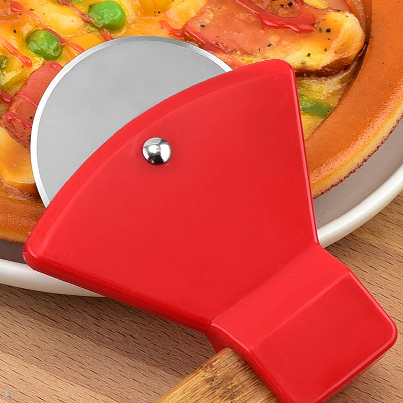 "Yxformat pizzahjul i rostfritt stål och trähandtag, kökstillbehör för effektiv pizzaskärning, unikt designad pizzaskärare."