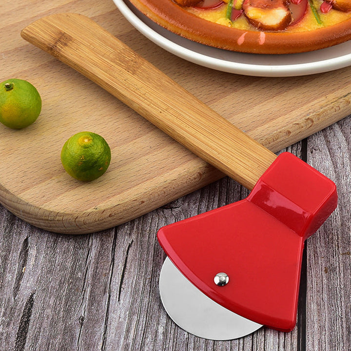 "Yxformat pizzahjul i rostfritt stål och trähandtag, kökstillbehör för effektiv pizzaskärning, unikt designad pizzaskärare."