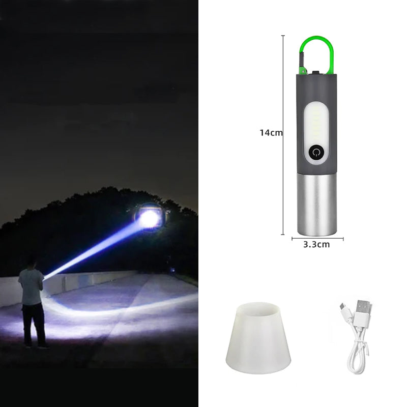 "Zoombar LED-ficklampa, kompakt design i silver, USB-C-laddning, fyra ljuslägen för utomhusäventyr, IP55-skydd."