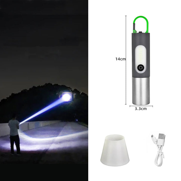 "Zoombar LED-ficklampa, kompakt design i silver, USB-C-laddning, fyra ljuslägen för utomhusäventyr, IP55-skydd."