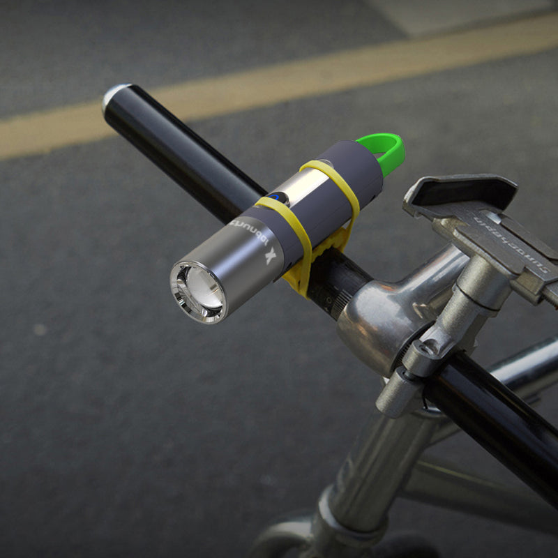 "Zoombar LED-ficklampa, kompakt design i silver, USB-C-laddning, fyra ljuslägen för utomhusäventyr, IP55-skydd."