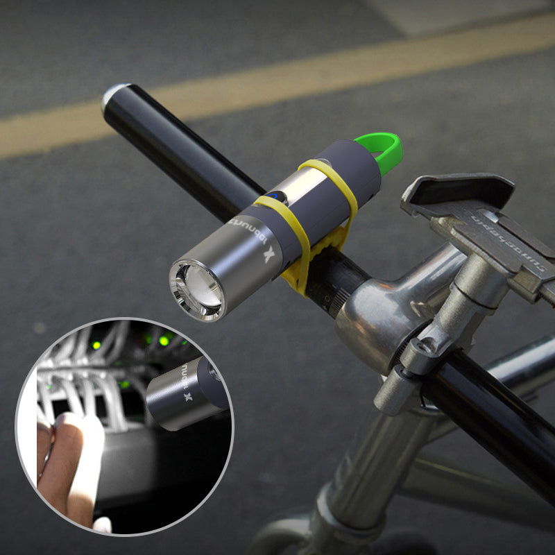 "Zoombar LED-ficklampa, kompakt design i silver, USB-C-laddning, fyra ljuslägen för utomhusäventyr, IP55-skydd."