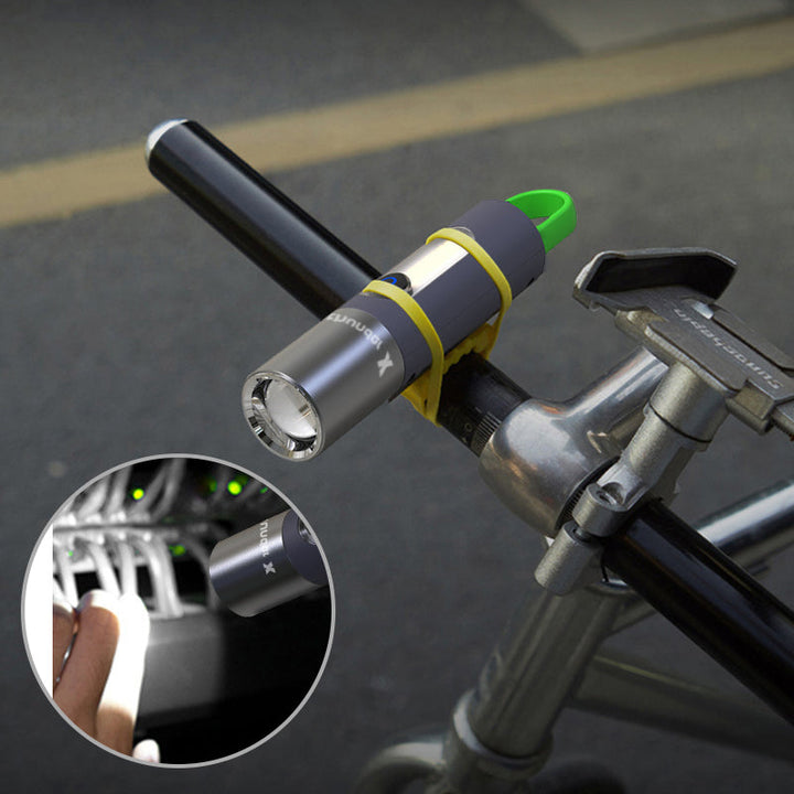 "Zoombar LED-ficklampa, kompakt design i silver, USB-C-laddning, fyra ljuslägen för utomhusäventyr, IP55-skydd."